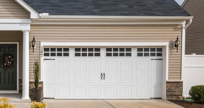 House with garage door