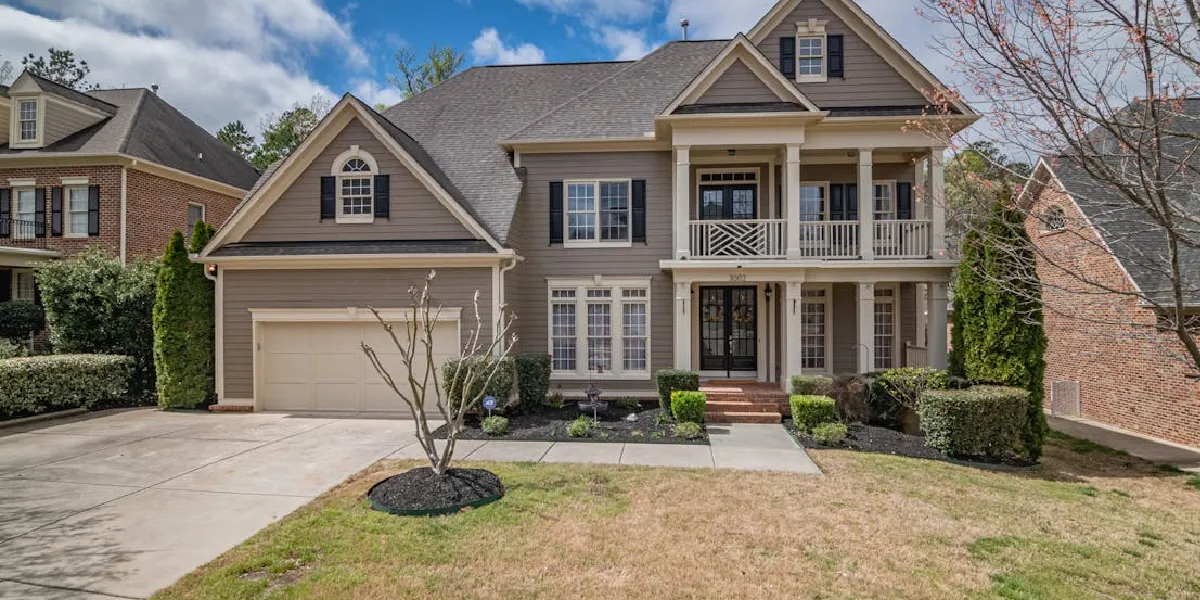 Why Low-Maintenance Garage Doors Are Perfect for Warr Acres